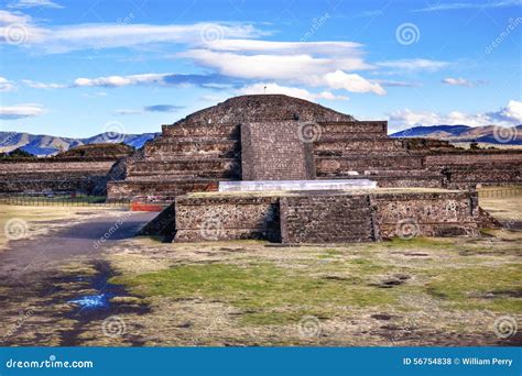 De Tempel van Quetzalcóatl en de Omvalling van de Tolteken: Een Kijkje in een Vergeten Periode van Meso-Amerikaanse Geschiedenis